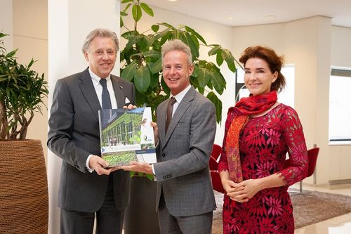 Eerste exemplaar Het Levende Gebouw overhandigd