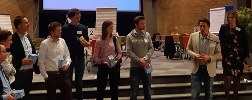 Lodewijk Hoekstra (NL Greenlabel) feliciteert de winnaars van Groen is Poen.