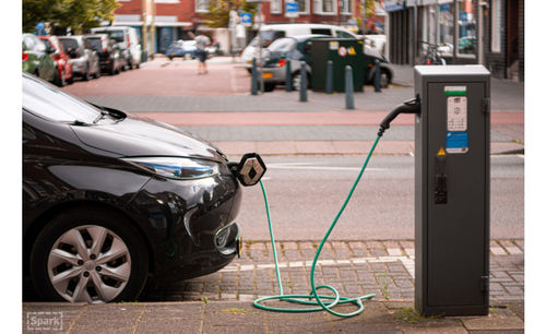 Van Veldhoven investeert in ‘laadpalen van de toekomst’