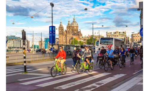 De Omgevingswet gaat over het gebruik van de fysieke leefomgeving, zoals hier in Amsterdam.