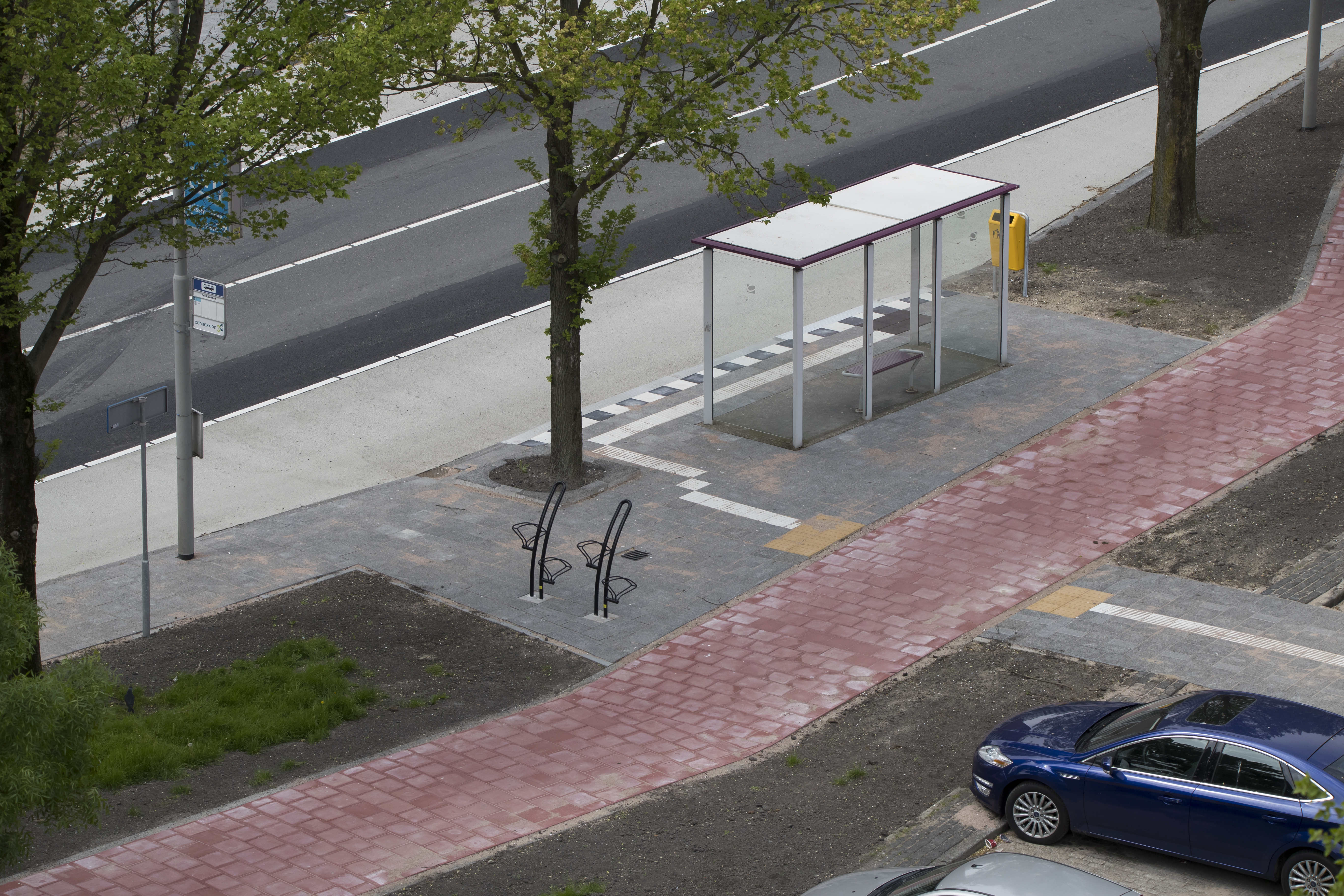 Verhoogde bushalte met geleidelijn