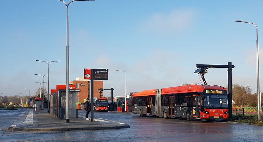 Het nieuwe busstation in Aalsmeer met laadinfrastructuur.